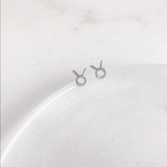 ♉️ Horoscope Stud Earrings - Picture 1 of 13